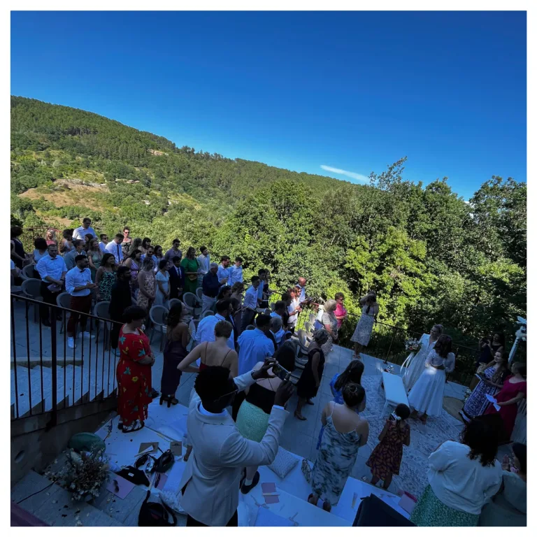 Invités d'un mariage en plein air face aux collines, animé par le DJ MGK Events