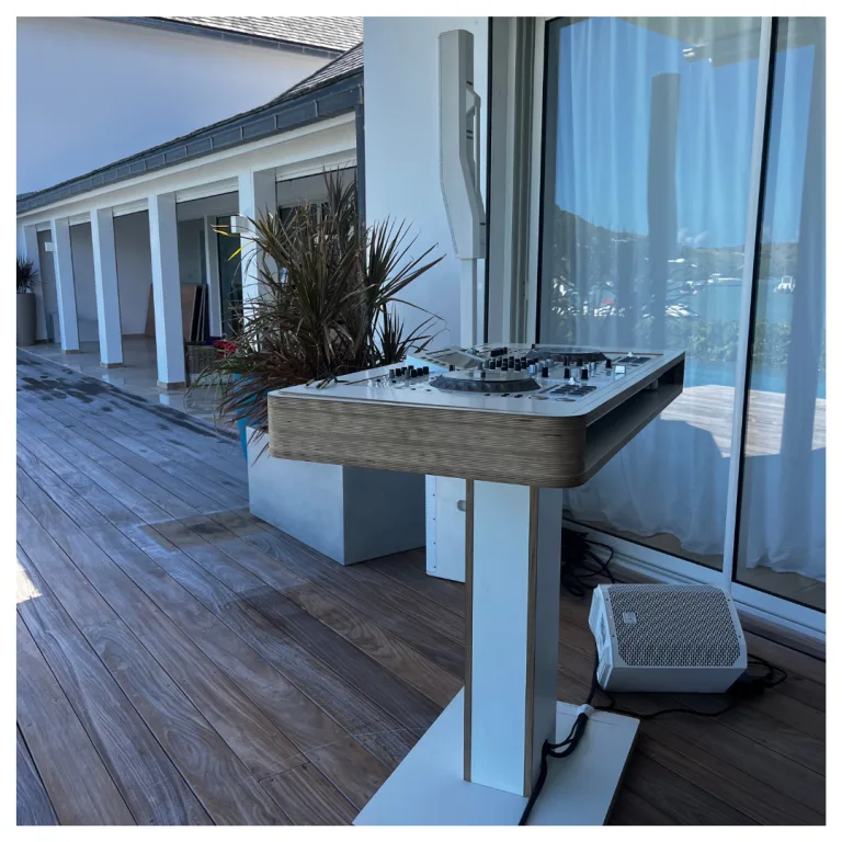 Platines de MGK Events installées sur une terrasse en bois pour une soirée privée