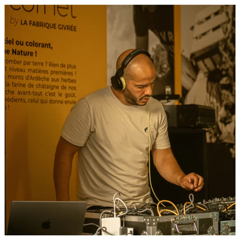 Le DJ de MGK Events en plein mix, casque sur les oreilles